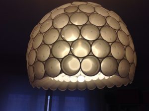 Lampadario realizzato con materiale riciclato