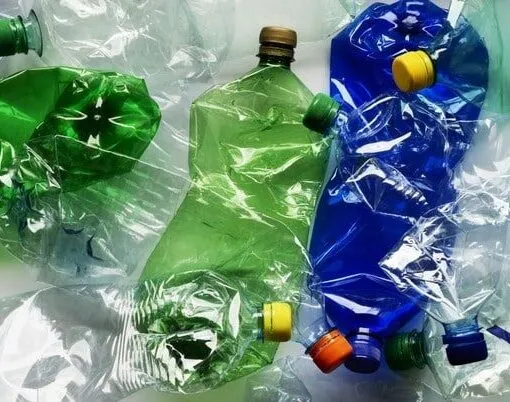 Bottiglie di plastica schiacciate pronte al riciclo