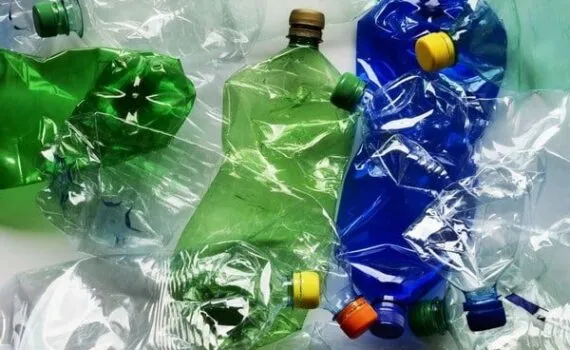 Bottiglie di plastica schiacciate pronte al riciclo