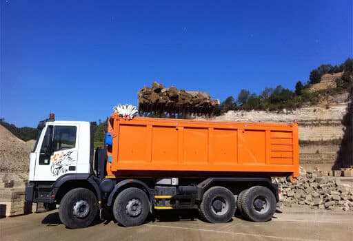 Autocarro ribaltabile carico di macerie