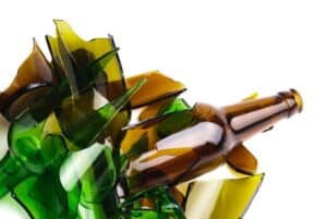 Vetro di bottiglie rotte pronto al riciclo