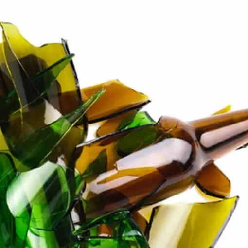 Vetro di bottiglie rotte pronto al riciclo