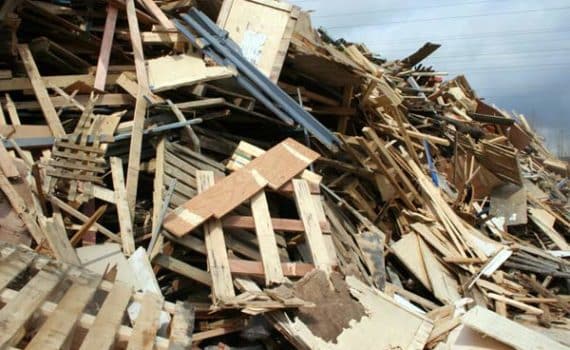 Cumulo di legno e pallet da smaltire